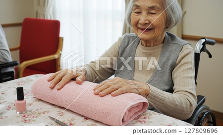 Elderly woman receiving welfare nail treatment 127809696