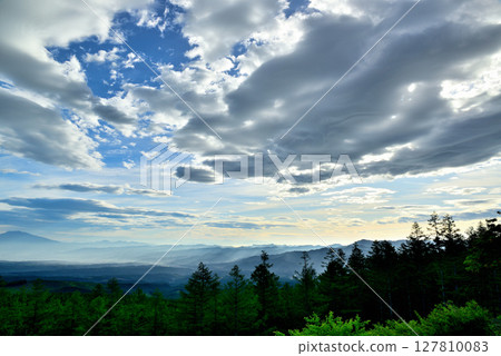 從佐久市童話之路眺望的淺間山和晨霧籠罩的小諸市 從佐久市童話之路眺望的淺間山和晨霧籠罩的小諸市 127810083
