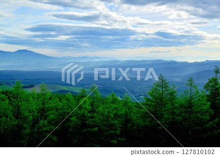 從佐久市童話之路眺望的淺間山和晨霧籠罩的小諸市 從佐久市童話之路眺望的淺間山和晨霧籠罩的小諸市 127810102