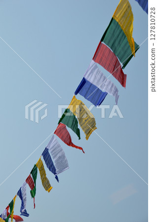 西藏的 dar lcog/藏傳佛教 Tarcho（五色旗）-垂直拍攝 127810728