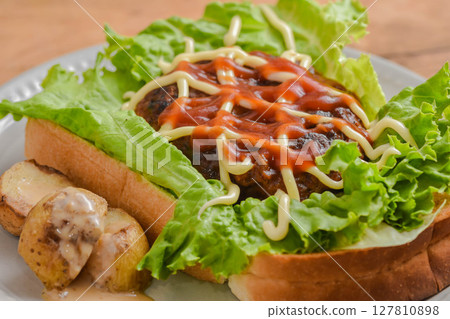 Hamburger toast 127810898
