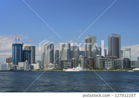 從東京灣看到的濱水建築 從東京灣看到的濱水建築 127812287
