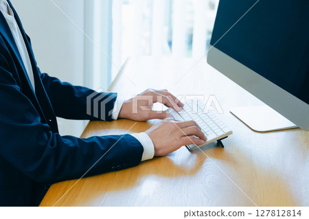 在計算機上工作的人的手 127812814