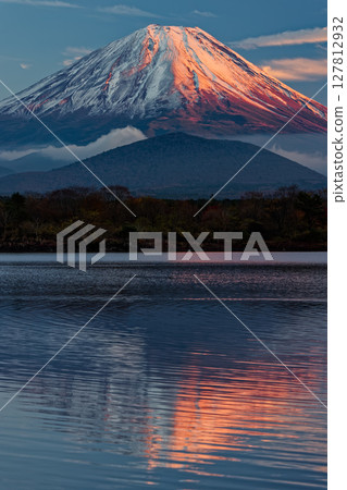 從精進湖眺望黃昏的富士山 從精進湖眺望黃昏的富士山 127812932