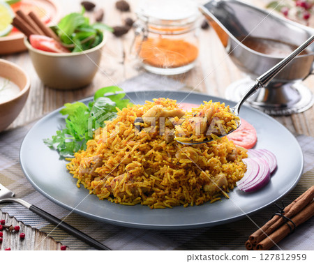 印度菜 雞肉比爾亞尼飯和酸奶沙拉（印度風味酸奶沙拉） 127812959