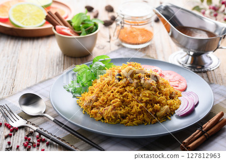 印度菜 雞肉比爾亞尼飯和酸奶沙拉（印度風味酸奶沙拉） 127812963