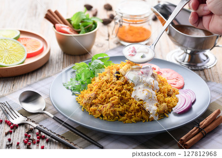 印度菜 雞肉比爾亞尼飯和酸奶沙拉（印度風味酸奶沙拉） 127812968