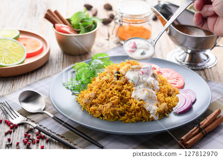 印度菜 雞肉比爾亞尼飯和酸奶沙拉（印度風味酸奶沙拉） 127812970