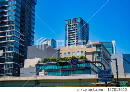 [Osaka scenery] Buildings along Yotsubashi-suji (from Nishi-Honmachi to the north end of Watanabebashi) 127813050