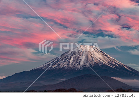 從精進湖眺望夕陽下的富士山 127813145