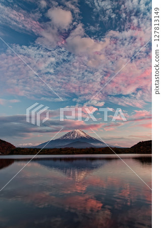 從精進湖眺望夕陽下的富士山 127813149