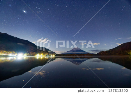 從精進湖欣賞富士山的夜景和冬季升起的星座 127813290