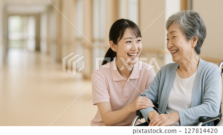 坐在輪椅上的日本老年婦女和一位年輕的女性護理員(16:9 橫向橫幅) 坐在輪椅上的日本老年婦女和一位年輕的女性護理員(16:9 橫向橫幅) 127814420