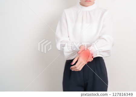 Business Woman having wrist pain for Carpal Tunnel Syndrome, Wrist Tendinitis, muscle ache, De Quervain s tenosynovitis, ergonomic, Hand Osteoarthritis, Office syndrome and Parkinson disease concept 127816349