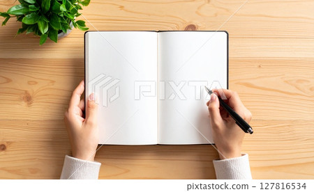 女人的手拿著筆記本和原子筆放在桌上 127816534