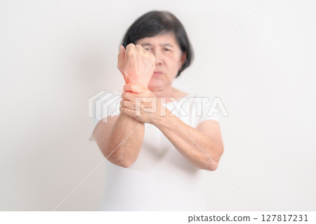 Elderly  Woman having wrist pain for Carpal Tunnel Syndrome, Wrist Tendinitis, muscle ache, De Quervain s tenosynovitis, Hand Osteoarthritis, Parkinson disease and Senior health care concept 127817231