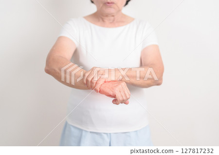 Elderly  Woman having wrist pain for Carpal Tunnel Syndrome, Wrist Tendinitis, muscle ache, De Quervain s tenosynovitis, Hand Osteoarthritis, Parkinson disease and Senior health care concept 127817232