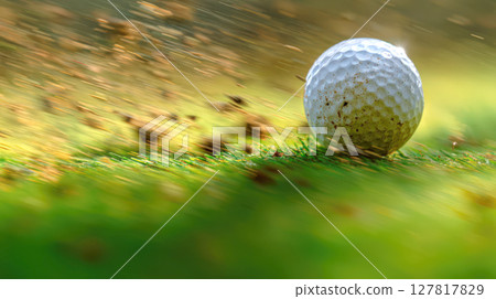 高爾夫球在球道上滾動 高爾夫球在球道上滾動 127817829