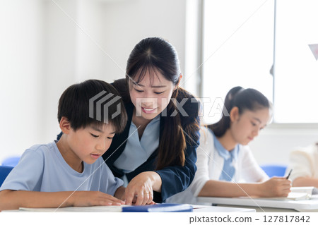 孩子們在補習班專心學習 127817842