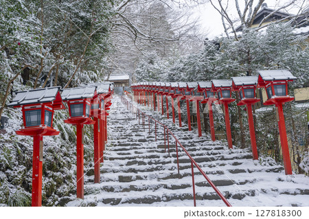 京都的冬天:貴船神社:春日燈籠林立的美麗參拜道 京都的冬天:貴船神社:春日燈籠林立的美麗參拜道 127818300