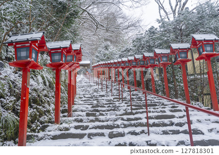 京都的冬天：貴船神社：春日燈籠林立的美麗參拜道 127818301