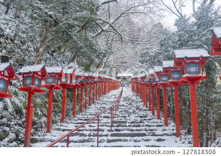 Winter in Kyoto: Kifune Shrine: A beautiful approach lined with Kasuga lanterns 127818308