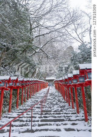 Winter in Kyoto: Kifune Shrine: A beautiful approach lined with Kasuga lanterns 127818309