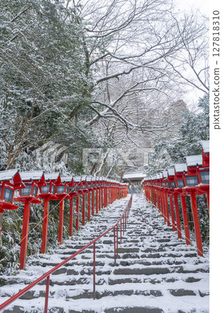 Winter in Kyoto: Kifune Shrine: A beautiful approach lined with Kasuga lanterns 127818310