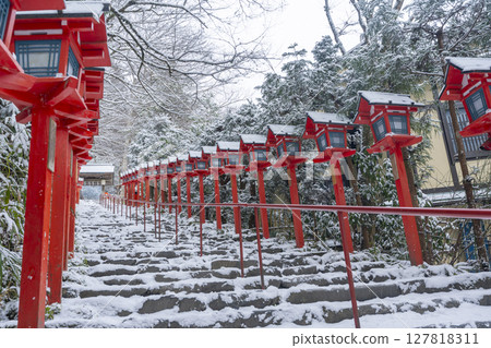 京都的冬天：貴船神社：春日燈籠林立的美麗參拜道 127818311