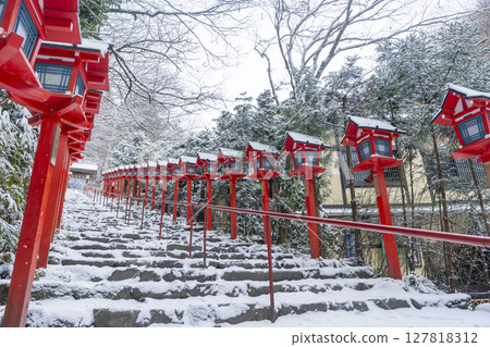 Winter in Kyoto: Kifune Shrine: A beautiful approach lined with Kasuga lanterns 127818312