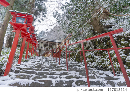 京都的冬天:貴船神社:春日燈籠林立的美麗參拜道 京都的冬天:貴船神社:春日燈籠林立的美麗參拜道 127818314