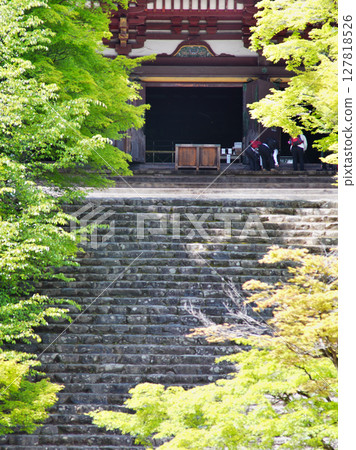 京都高尾神護寺的莊嚴景象:正殿與石階 京都高尾神護寺的莊嚴景象:正殿與石階 127818526
