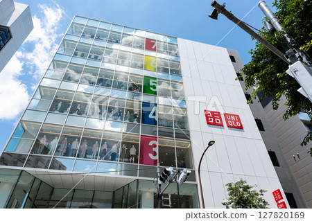在東京武藏野市吉祥寺本町的優衣庫吉祥寺店購物 在東京武藏野市吉祥寺本町的優衣庫吉祥寺店購物 127820169
