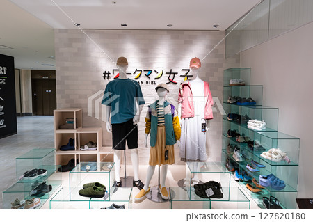 #Workman girls shopping at Tokyu Department Store Kichijoji branch, Kichijoji Honmachi, Musashino City, Tokyo 127820180