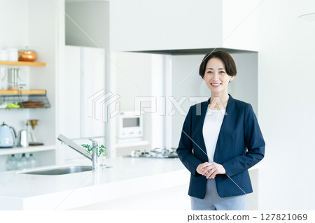 Middle business woman in the real estate industry Middle business woman in the real estate industry 127821069