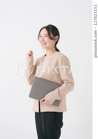 有筆記型電腦的女人 有筆記型電腦的女人 127821151