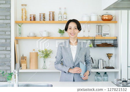 房地產行業的中層女商人 127821532