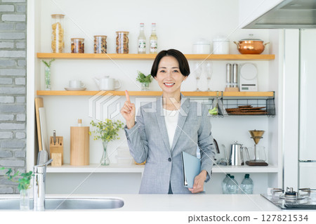 房地產行業的中層女商人 127821534