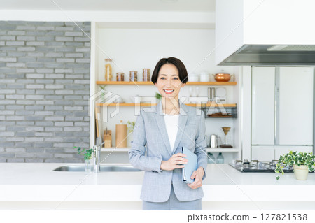 房地產行業的中層女商人 房地產行業的中層女商人 127821538