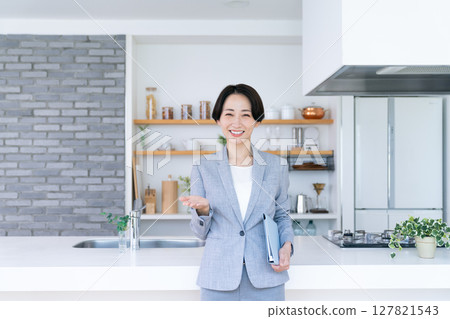 房地產行業的中層女商人 房地產行業的中層女商人 127821543