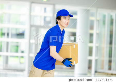 搬運行李的男送貨員 127821570