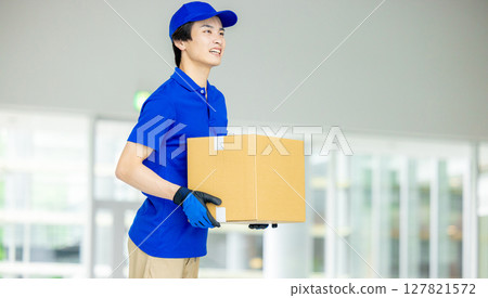 搬運行李的男送貨員 127821572
