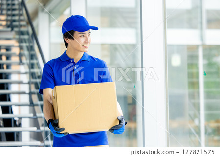 搬運行李的男送貨員 127821575