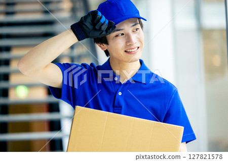 搬運行李的男送貨員 127821578