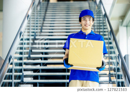 搬運行李的男送貨員 127821583