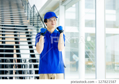 搬運行李的男送貨員 127821587