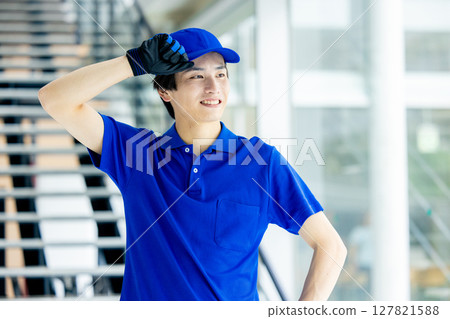 搬運行李的男送貨員 127821588