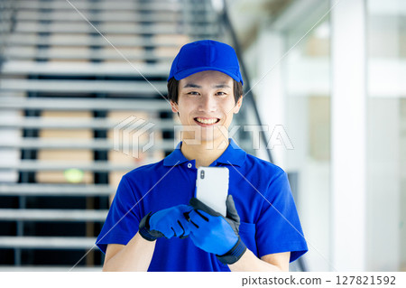 Delivery man with smartphone Delivery man with smartphone 127821592