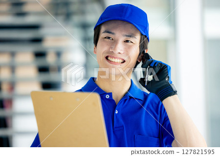 有智能手機的送貨人 127821595