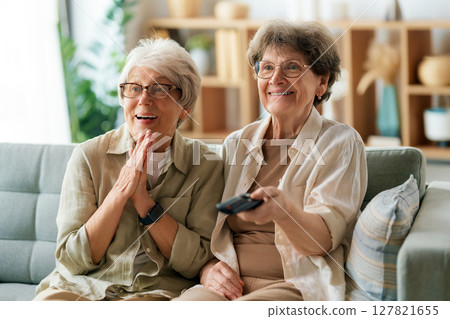 Senior women watching TV 127821655